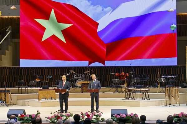 Thủ tướng Dmitry Medvedev và Thủ tướng Việt Nam Nguyễn Xuân Phúc tại Phòng hòa nhạc Zaryadye, dự lễ khai mạc Năm chéo hữu nghị Nga Việt 2019-2020 - Sputnik Việt Nam