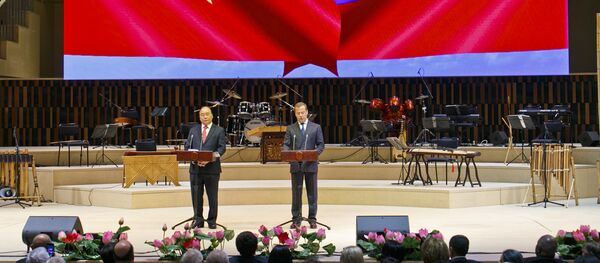 Thủ tướng Dmitry Medvedev và Thủ tướng Việt Nam Nguyễn Xuân Phúc tại Phòng hòa nhạc Zaryadye, dự lễ khai mạc Năm chéo hữu nghị Nga Việt 2019-2020 - Sputnik Việt Nam