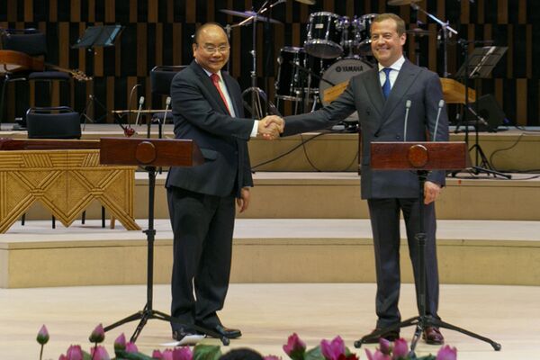 Thủ tướng Dmitry Medvedev và Thủ tướng Việt Nam Nguyễn Xuân Phúc tại Phòng hòa nhạc Zaryadye, dự lễ khai mạc Năm chéo hữu nghị Nga Việt 2019-2020 - Sputnik Việt Nam