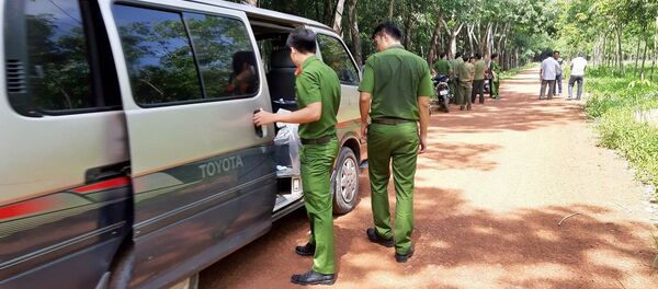 Cảnh sát vào rừng cao su, truy tìm dấu vết để phá án vụ đổ bê tông 2 thi thể ở Bình Dương - Sputnik Việt Nam