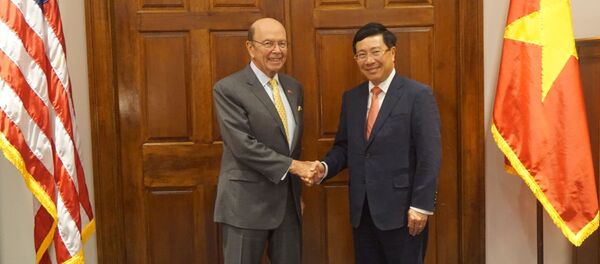 Phó Thủ tướng, Bộ trưởng Ngoại giao Phạm Bình Minh gặp Bộ trưởng Thương mại Wilbur Ross tại trụ sở Bộ Thương mại Hoa Kỳ ở Washington D.C. - Sputnik Việt Nam