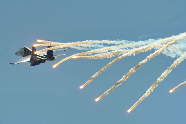 Máy bay chiến đấu đa năng Su-30SM của đội nhào lộn trên không «Hiệp sĩ Nga» thực hiện chuyến bay trình diễn trong Ngày mở cửa  tại Khu liên hợp khoa học-kỹ thuật hàng không Taganrog mang tên G.M. Beriev - Sputnik Việt Nam