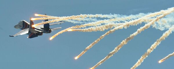 Máy bay chiến đấu đa năng Su-30SM của đội nhào lộn trên không «Hiệp sĩ Nga» thực hiện chuyến bay trình diễn trong Ngày mở cửa  tại Khu liên hợp khoa học-kỹ thuật hàng không Taganrog mang tên G.M. Beriev - Sputnik Việt Nam