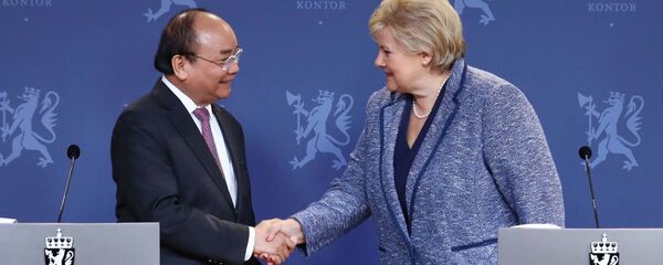 Thủ tướng Nguyễn Xuân Phúc và Thủ tướng Na Uy Erna Solberg họp báo sau hội đàm.  - Sputnik Việt Nam