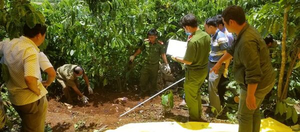 Cơ quan chức năng tiến hành khám nghiệm hiện trường vụ án mạng kinh hoàng 3 bà cháu bị sát hại - Sputnik Việt Nam