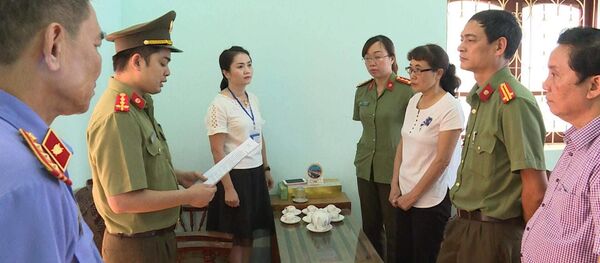 Công an đọc lệnh khởi tố Phó Giám đốc Sở Giáo dục Sơn La và chuyên viên phòng Khảo thí và Quản lý chất lượng trong vụ gian lận điểm thi Công an đọc lệnh khởi tố Phó Giám đốc Sở Giáo dục Sơn La và chuyên viên phòng Khảo thí và Quản lý chất lượng trong vụ gian lận điểm thi - Sputnik Việt Nam