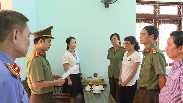 Công an đọc lệnh khởi tố Phó Giám đốc Sở Giáo dục Sơn La và chuyên viên phòng Khảo thí và Quản lý chất lượng trong vụ gian lận điểm thi - Sputnik Việt Nam