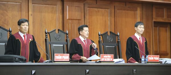 Hội đồng xét xử đọc Quyết định đưa vụ án ra xét xử phúc thẩm. Hội đồng xét xử đọc Quyết định đưa vụ án ra xét xử phúc thẩm. - Sputnik Việt Nam