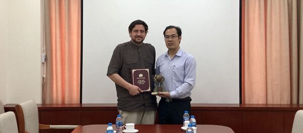 Ông Nguyễn Hải Thanh và Alexander Linhikov tại Phân Viện Pushkin - Sputnik Việt Nam