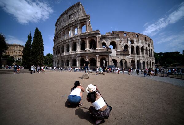 Khách du lịch chụp ảnh Đấu trường La Mã ở Rome - Sputnik Việt Nam