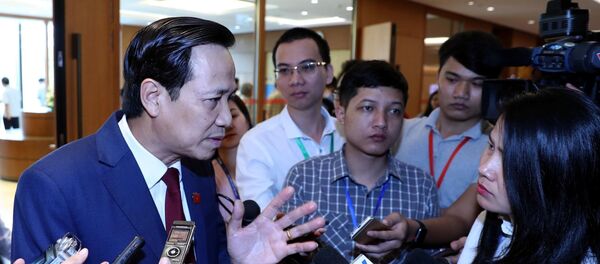 Bộ trưởng Bộ Lao động, Thương binh và xã hội Đào Ngọc Dung trả lời phỏng vấn báo chí bên lề phiên họp - Sputnik Việt Nam