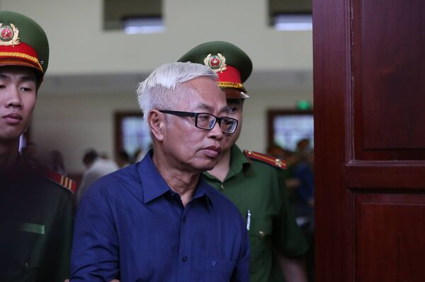 Phan Văn Anh Vũ bị Trần Phương Bình lừa dối Phan Văn Anh Vũ bị Trần Phương Bình lừa dối - Sputnik Việt Nam