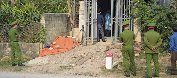 Công an tỉnh Điện Biên khám nghiệm ngôi nhà của đối tượng Bùi Văn Công và vợ là Bùi Kim Thu tại xã Thanh Nưa, huyện Điện Biên. - Sputnik Việt Nam