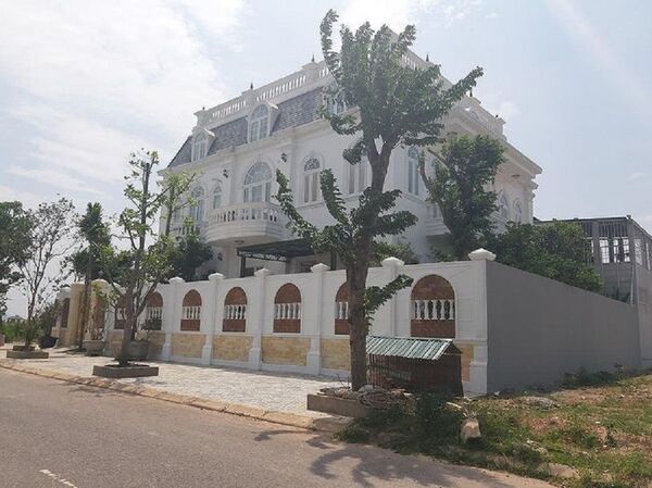 Thẻ lương vợ cầm và biệt thự siêu khủng liên quan đến cán bộ Hải quan Quảng Trị - Sputnik Việt Nam