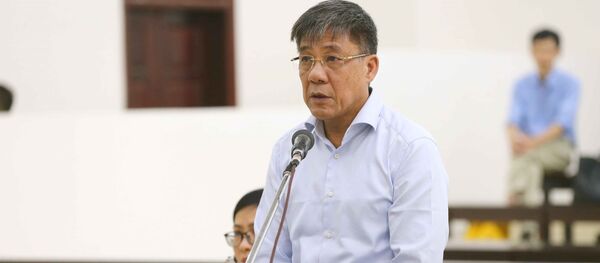 Bị cáo Đỗ Văn Khạnh (sinh năm 1961, nguyên Tổng Giám đốc PVEP, nguyên Chủ tịch Hội đồng quản trị Tổng Công ty cổ phần Khoan và Dịch vụ khoan Dầu khí – PVD) khai báo tại phiên tòa. - Sputnik Việt Nam