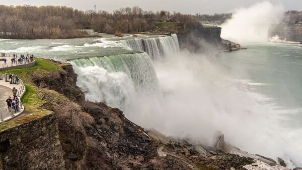 Khách du lịch trên đài quan sát Công viên quốc gia Thác Niagara ở bang New York, Hoa Kỳ - Sputnik Việt Nam