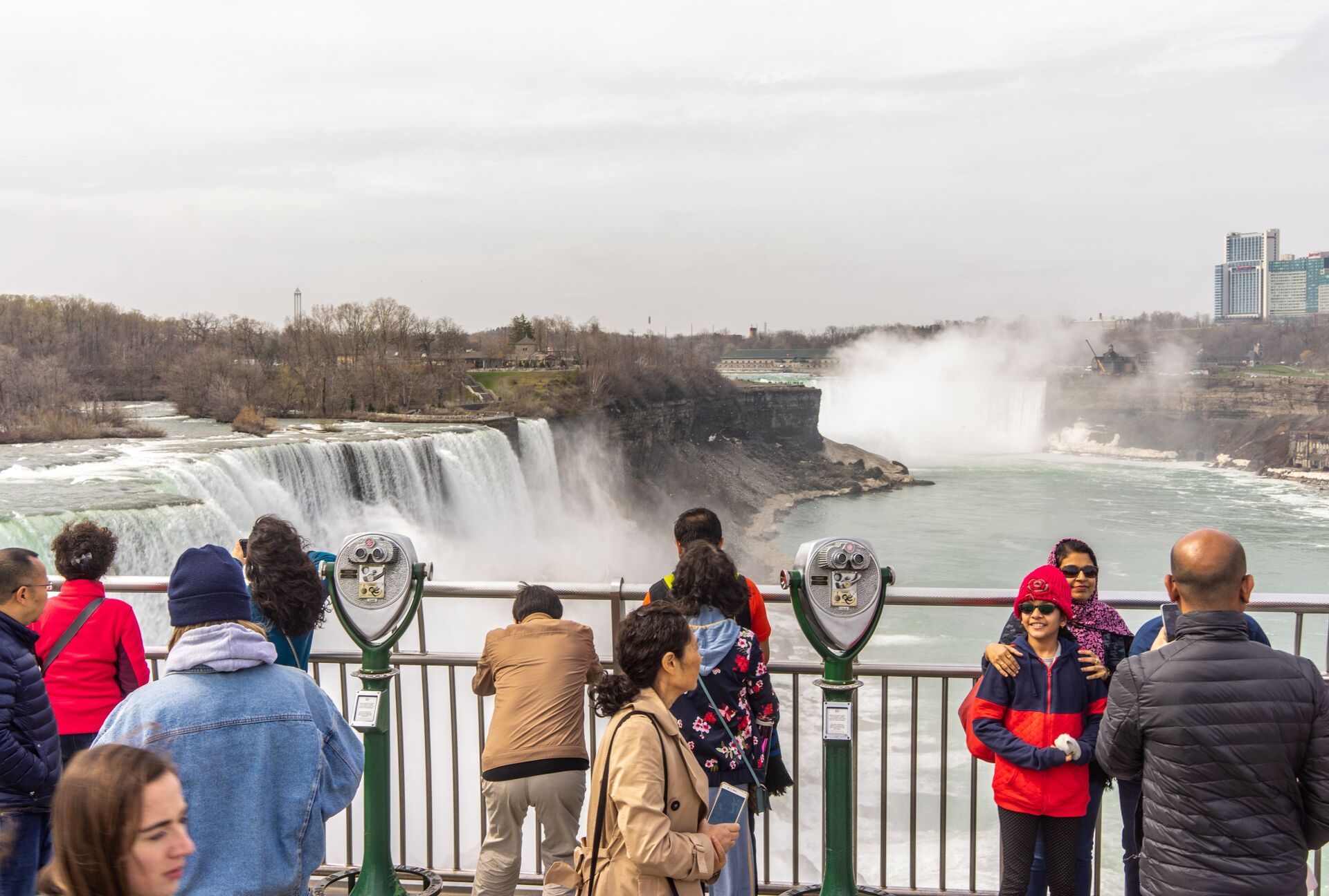 Khách du lịch trên đài quan sát Công viên quốc gia Thác Niagara ở bang New York, Hoa Kỳ - Sputnik Việt Nam, 1920, 15.11.2024