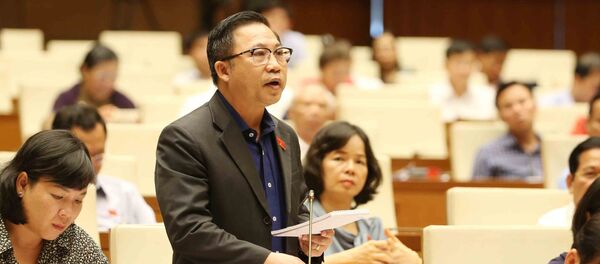  Đại biểu Quốc hội tỉnh Bến Tre Lưu Bình Nhưỡng phát biểu.  - Sputnik Việt Nam