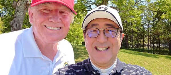 Tổng thống Mỹ Donald Trump và Thủ tướng Nhật Bản Shinzo Abe chụp ảnh selfie tại Golf Club Mobara, tỉnh Chiba - Sputnik Việt Nam