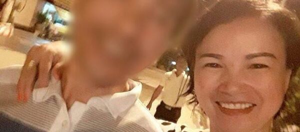 Bức ảnh được cho là bố nữ sinh giao gà ở Điện Biên chụp cùng bà Trần Thị Hiền. - Sputnik Việt Nam