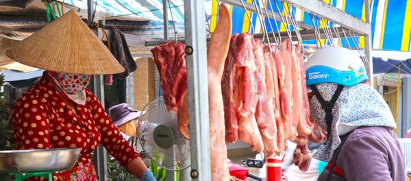 Người dân chọn mua sản phẩm thịt lợn sạch tại chợ phường 7, thành phố Cà Mau. - Sputnik Việt Nam