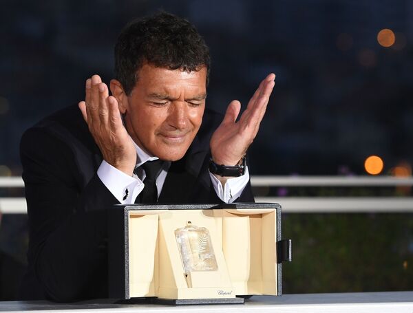 Nam diễn viên Antonio Banderas, người đoạt giải thưởng Nam diễn viên xuất sắc nhất tại lễ bế mạc Liên hoan phim quốc tế Cannes lần thứ 72 - Sputnik Việt Nam