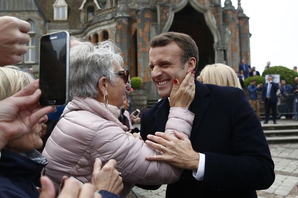 Tổng thống Pháp Emmanuel Macron tại cuộc gặp với những người ủng hộ ông ở miền Bắc nước Pháp - Sputnik Việt Nam