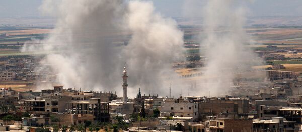 Khói sau khi lực lượng chính phủ Syria bắn phá thành phố Khan Sheikhun ở tỉnh Idlib bị các chiến binh thánh chiến chiếm đóng - Sputnik Việt Nam