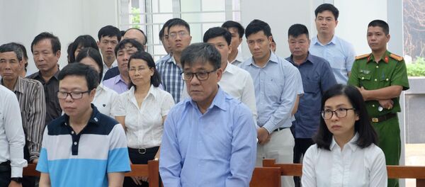 Cựu Tổng giám đốc PVEP Đỗ Văn Khạnh (đứng giữa) - Sputnik Việt Nam