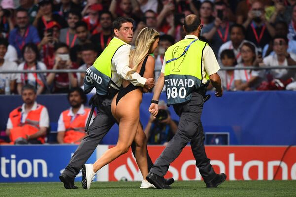 Mất tất cả: bi kịch của người mẫu bán khỏa thân trong trận chung kết Champions League - Sputnik Việt Nam