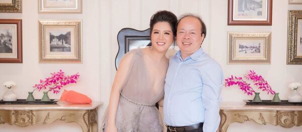 Ông Huỳnh Quang Hải, Thứ trưởng Bộ Tài chính và vợ, ca sĩ Đinh Hiền Anh - Sputnik Việt Nam