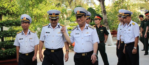 Đô đốc Nguyễn Văn Hiến Thứ trưởng Bộ quốc phòng (bên phải hàng đầu) kiểm tra công tác sẵn sàng chiến đấu tại Lữ đoàn 171 Vùng 2 Hải quân Đô đốc Nguyễn Văn Hiến Thứ trưởng Bộ quốc phòng (bên phải hàng đầu) kiểm tra công tác sẵn sàng chiến đấu tại Lữ đoàn 171 Vùng 2 Hải quân - Sputnik Việt Nam
