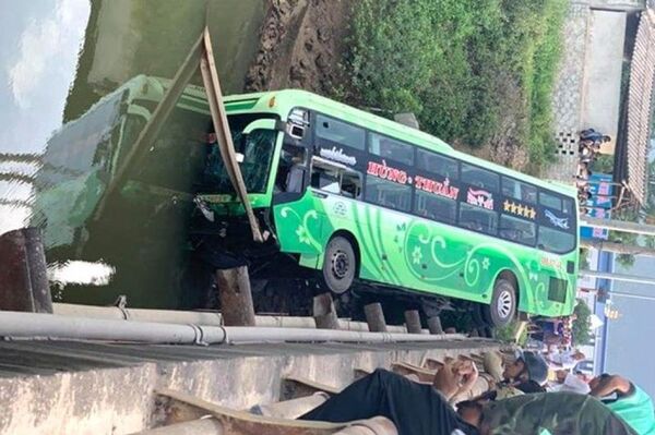 Xe khách lao xuống sông, nhiều người thương vong - Sputnik Việt Nam