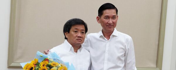 Phó Chủ tịch UBND TPHCM Trần Vĩnh Tuyến trao quyết định nhiệm vụ mới cho ông Đoàn Ngọc Hải - Sputnik Việt Nam