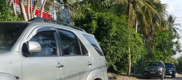 Nhiều xe biển xanh của công an trước kho xăng dầu của doanh nghiệp Mỹ Hưng - Sputnik Việt Nam