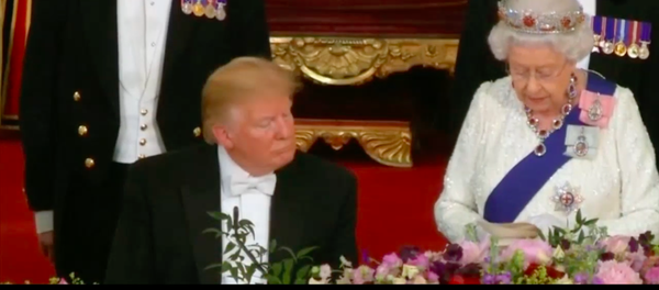 Trump ngủ gật khi nghe Nữ hoàng Elizabeth II phát biểu - Sputnik Việt Nam