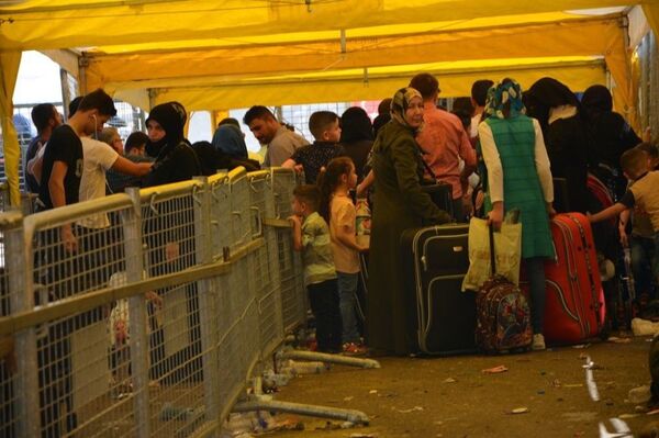 Người tị nạn Syria đang rời khỏi Thổ Nhĩ Kỳ: Chúng tôi muốn trở về quê hương - Sputnik Việt Nam