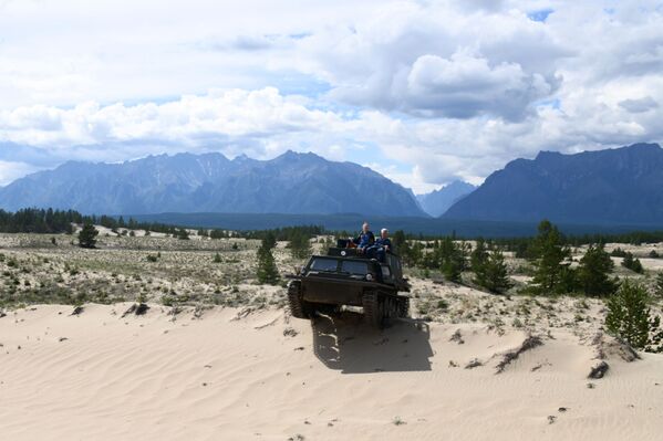 Vùng cát Chara - sa mạc cát với diện tích 10 km x 5 km trong vùng Zabaykalsky Vùng cát Chara - sa mạc cát với diện tích 10 km x 5 km trong vùng Zabaykalsky - Sputnik Việt Nam