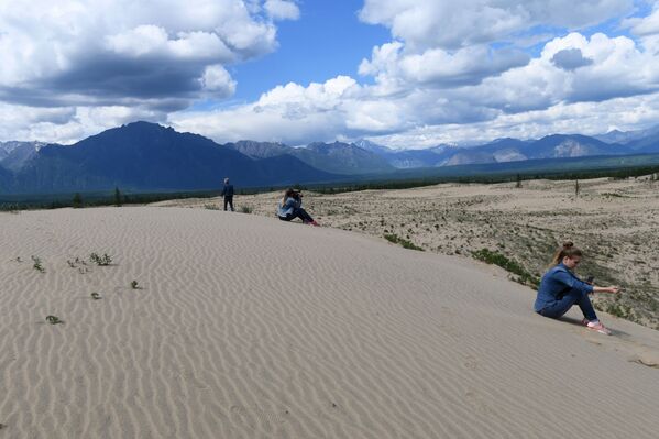 Vùng cát Chara - sa mạc cát với diện tích 10 km x 5 km trong vùng Zabaykalsky Vùng cát Chara - sa mạc cát với diện tích 10 km x 5 km trong vùng Zabaykalsky - Sputnik Việt Nam