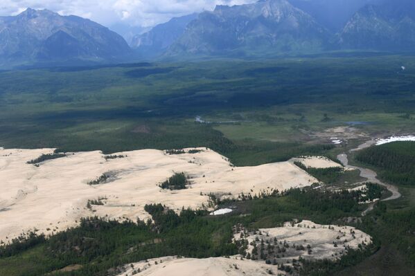 Vùng cát Chara - sa mạc cát với diện tích 10 km x 5 km trong vùng Zabaykalsky Vùng cát Chara - sa mạc cát với diện tích 10 km x 5 km trong vùng Zabaykalsky - Sputnik Việt Nam