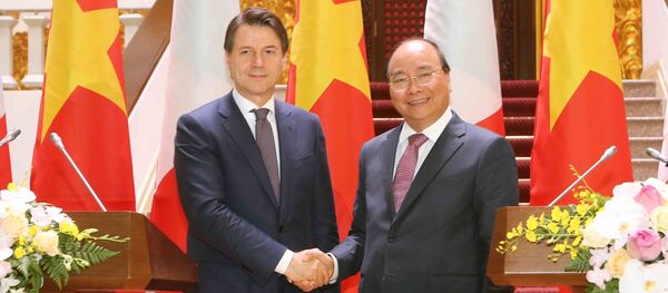 Thủ tướng Nguyễn Xuân Phúc và Thủ tướng Cộng hòa Italy Giuseppe Conte tại buổi gặp gỡ báo chí.  - Sputnik Việt Nam