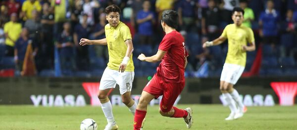 Tiền vệ Thitiphan (số 8) của Thái Lan đối đầu với Tuấn Anh (số 14) của Việt Nam. - Sputnik Việt Nam