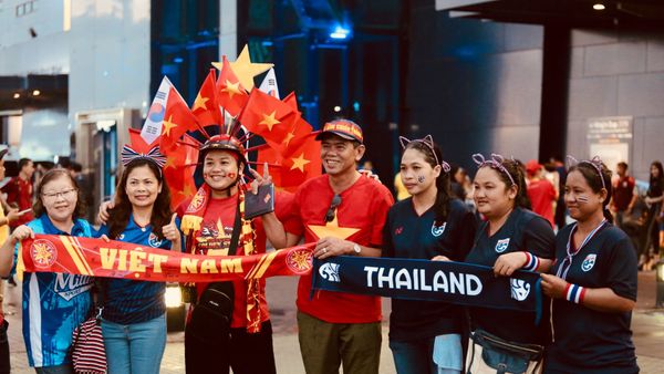 Cổ động viên Việt Nam và cổ động viên Thái Lan trước giờ bóng lăn Cổ động viên Việt Nam và cổ động viên Thái Lan trước giờ bóng lăn - Sputnik Việt Nam