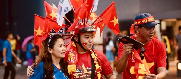 Cổ động viên Việt Nam và cổ động viên Thái Lan trước giờ bóng lăn.  - Sputnik Việt Nam