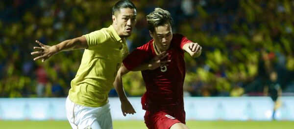 Tiền đạo Văn Toàn nỗ lực vượt qua hậu vệ Adison của Thái Lan. - Sputnik Việt Nam
