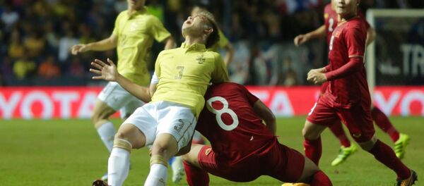 Trọng Hoàng (số 8) phạm lỗi với hậu vệ Theerathon của Thái Lan.  - Sputnik Việt Nam