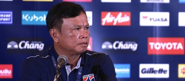 HLV Thái Lan Sirisak Yodyardthai tại buổi họp báo sau trận đấu. HLV Thái Lan Sirisak Yodyardthai tại buổi họp báo sau trận đấu. - Sputnik Việt Nam