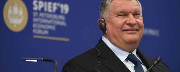 Người đứng đầu Rosneft, ông Igor Sechin tại Diễn đàn kinh tế quốc tế St. Petersburg Người đứng đầu Rosneft, ông Igor Sechin tại Diễn đàn kinh tế quốc tế St. Petersburg - Sputnik Việt Nam