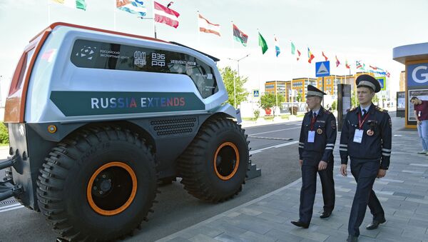 Tại Diễn đàn kinh tế St. Petersburg-2019, công ty đã giới thiệu xe bus nhỏ chạy mọi địa hình Snowbus (hay - Polarbus). - Sputnik Việt Nam