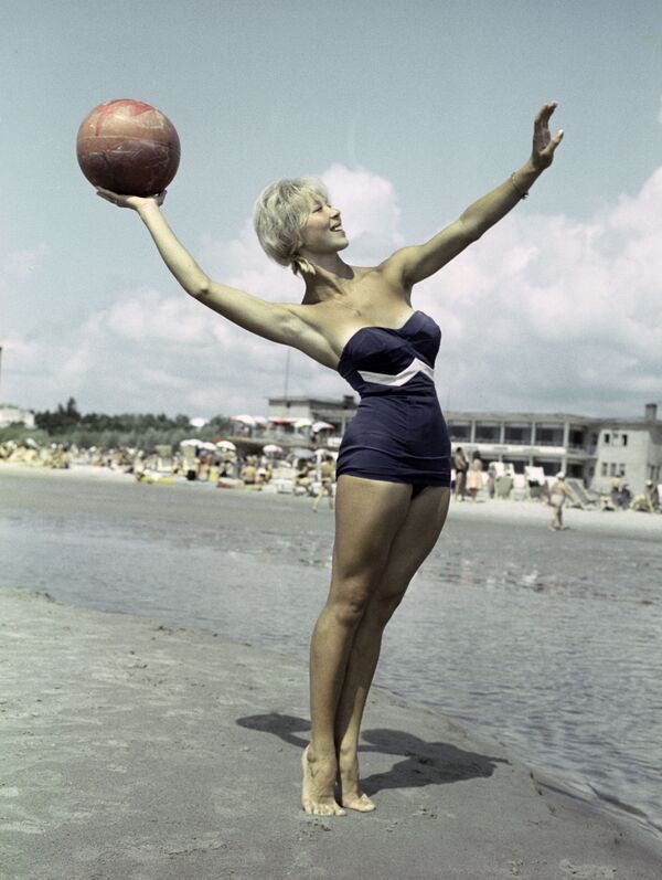 Cô gái trên bãi biển ở thành phố nghỉ mát Parnu, Estonia, năm 1961 Cô gái trên bãi biển ở thành phố nghỉ mát Parnu, Estonia, năm 1961 - Sputnik Việt Nam